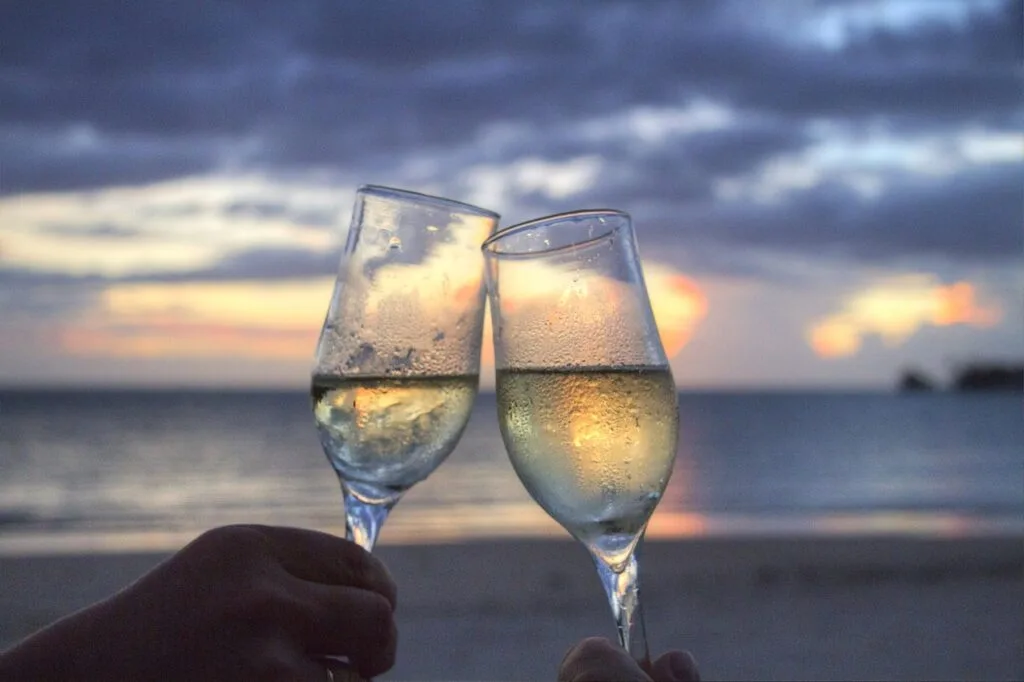 2 verres tchin tchin sur la plage