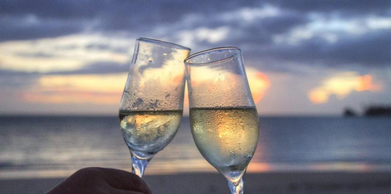 2 verres tchin tchin sur la plage