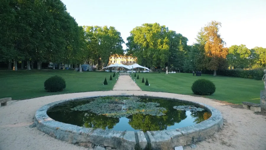 Espace de réception extérieur au château de la mignarde.