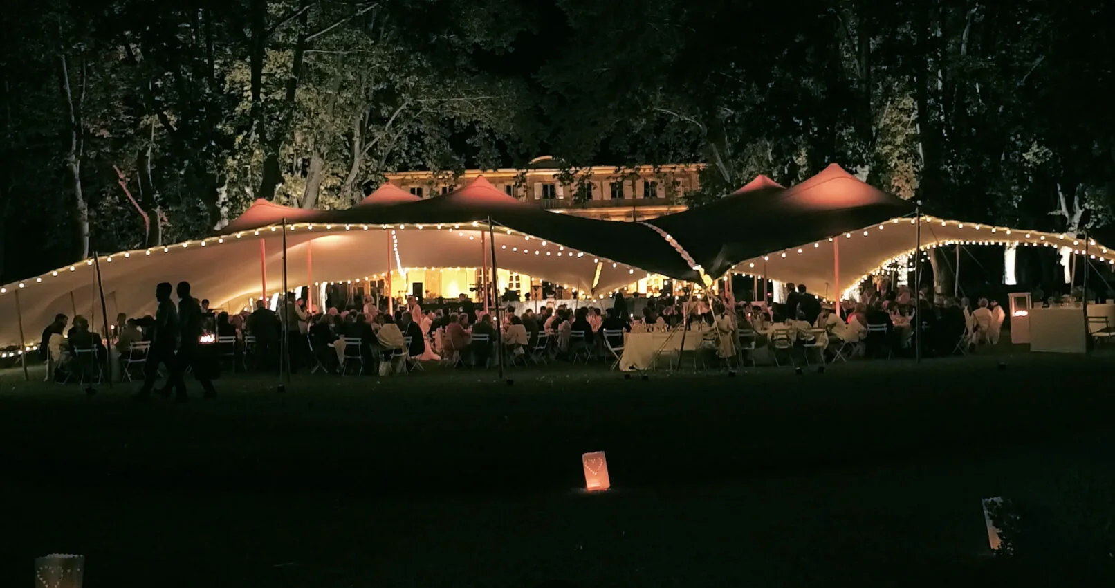 tente chic pour mariage avec éclairage de nuit