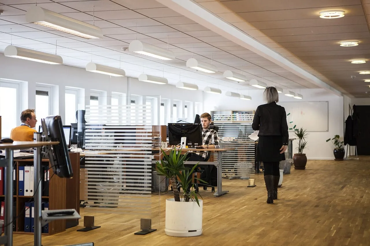 Lieu open space d'une entreprise.