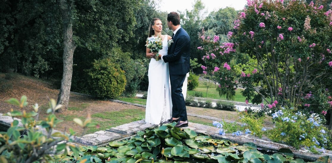 Couple de mariés dans un jardin