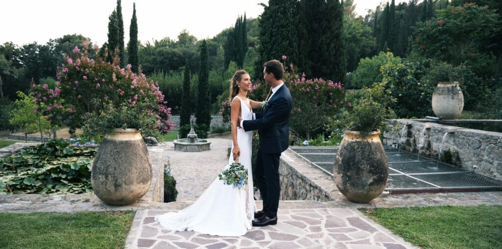Couple de mariés dans un jardin