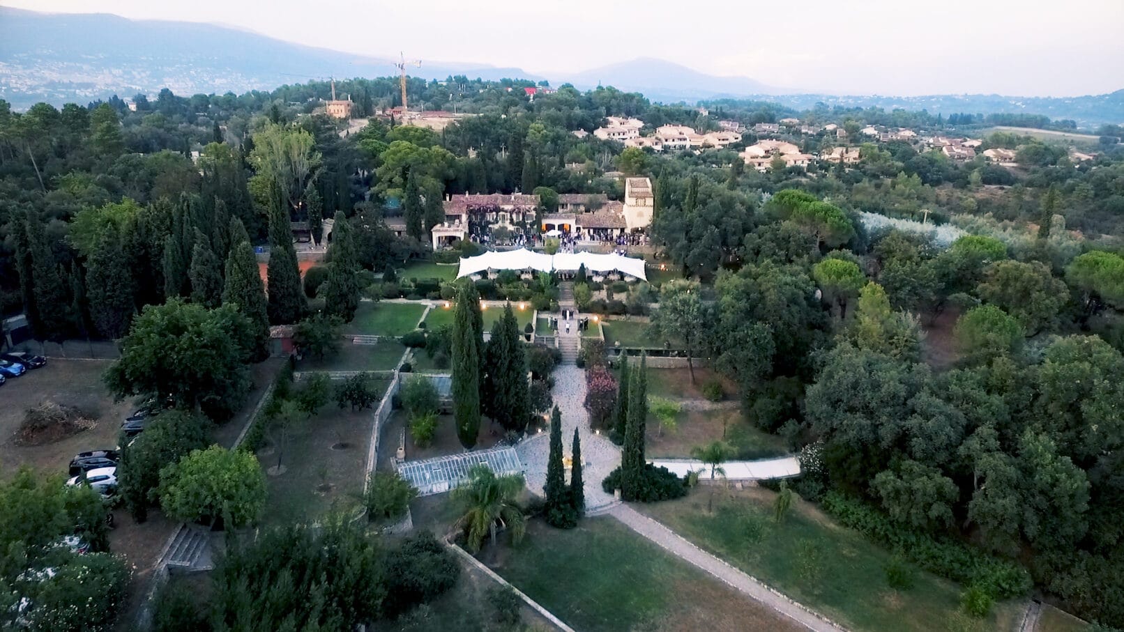 Vue drone d'une villa avec tente de mariage dans les alentours de cannes.