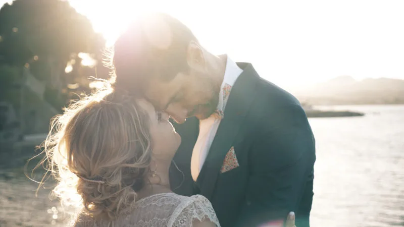Couple de mariés sur la plage au fort de l'eguillette