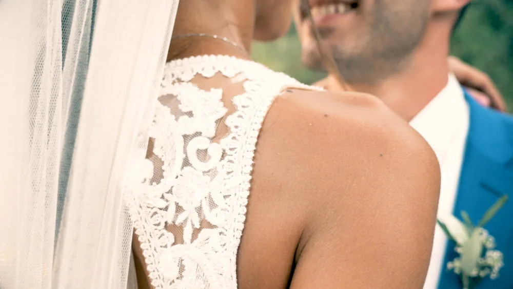 Détail de la dentelle d'une robe de mariée