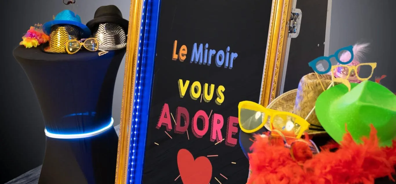 Miroir photobooth avec flash et ses accessoires de déguisement.