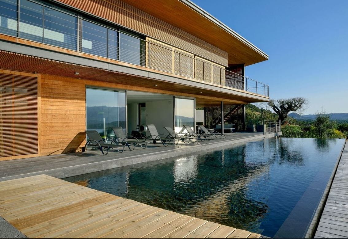 façade de villa contemporaine avec piscine