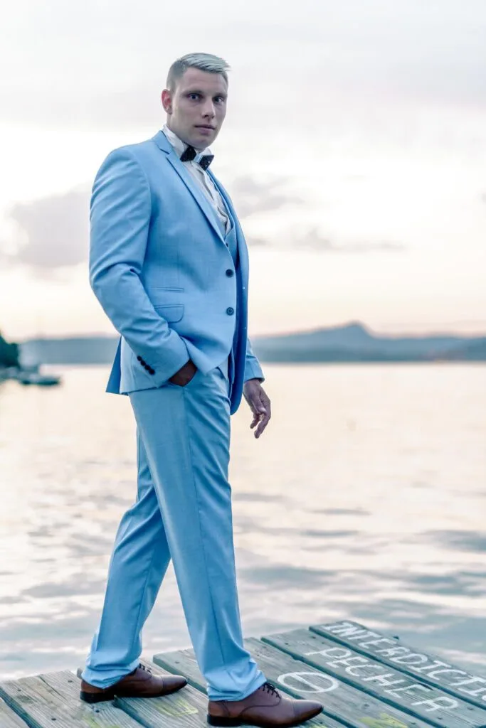 homme avec costume de marié bleu clair