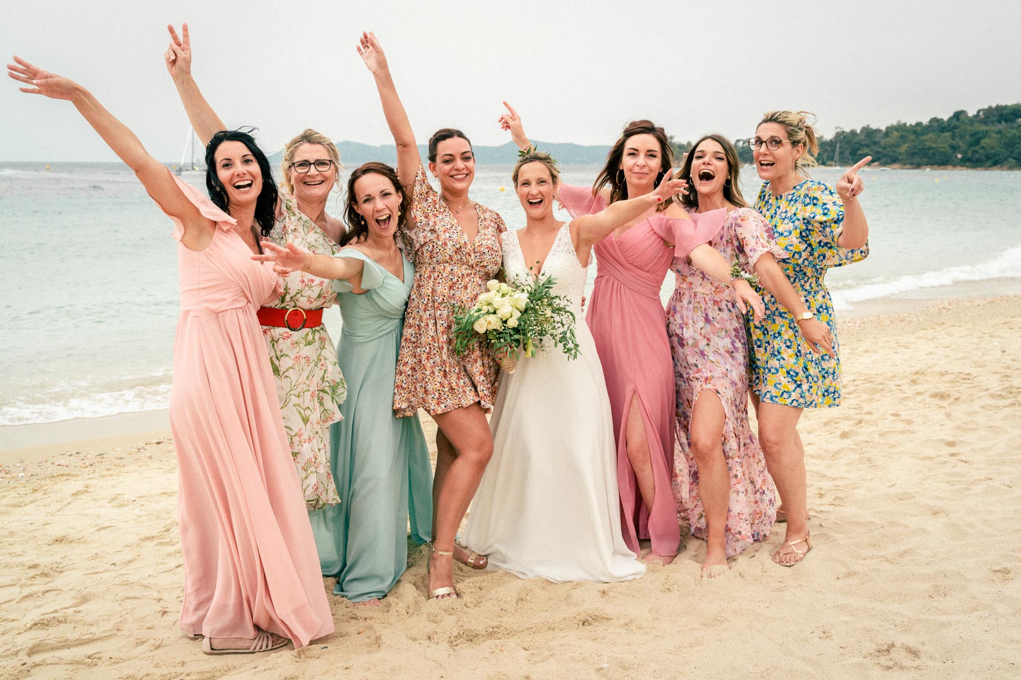 mariée et ses temoins les bas en l'air