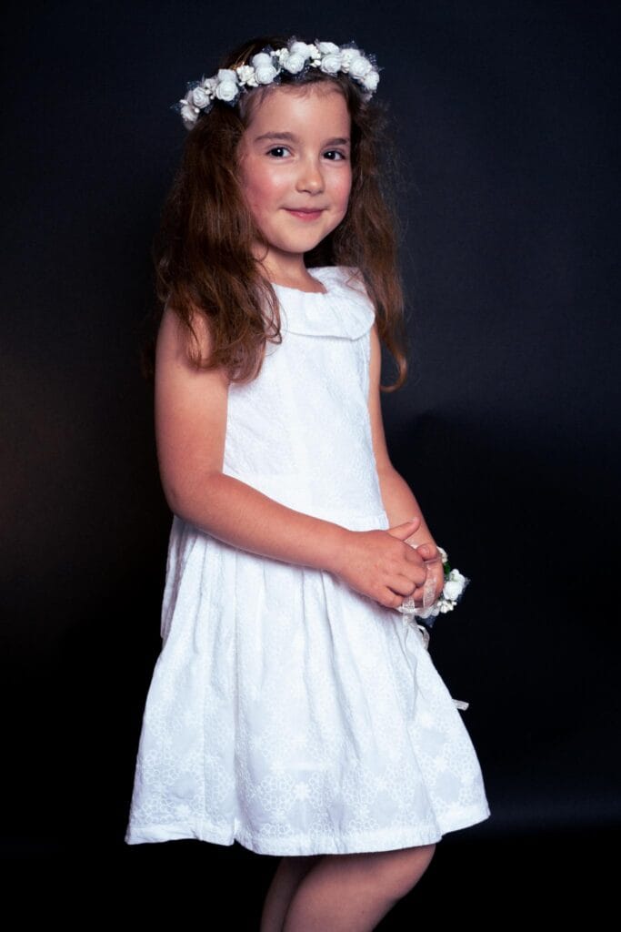 Petite fille pendant un shooting studio avec une couronne de fleur sur la tête.
