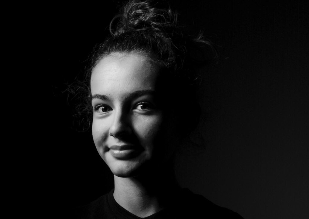 portrait photo d'une jeune fille en noir et blanc avec éclairage rambrant