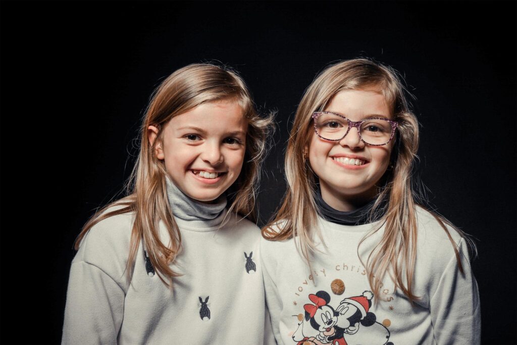 2 jeune sœurs blondes pendant un shooting studio