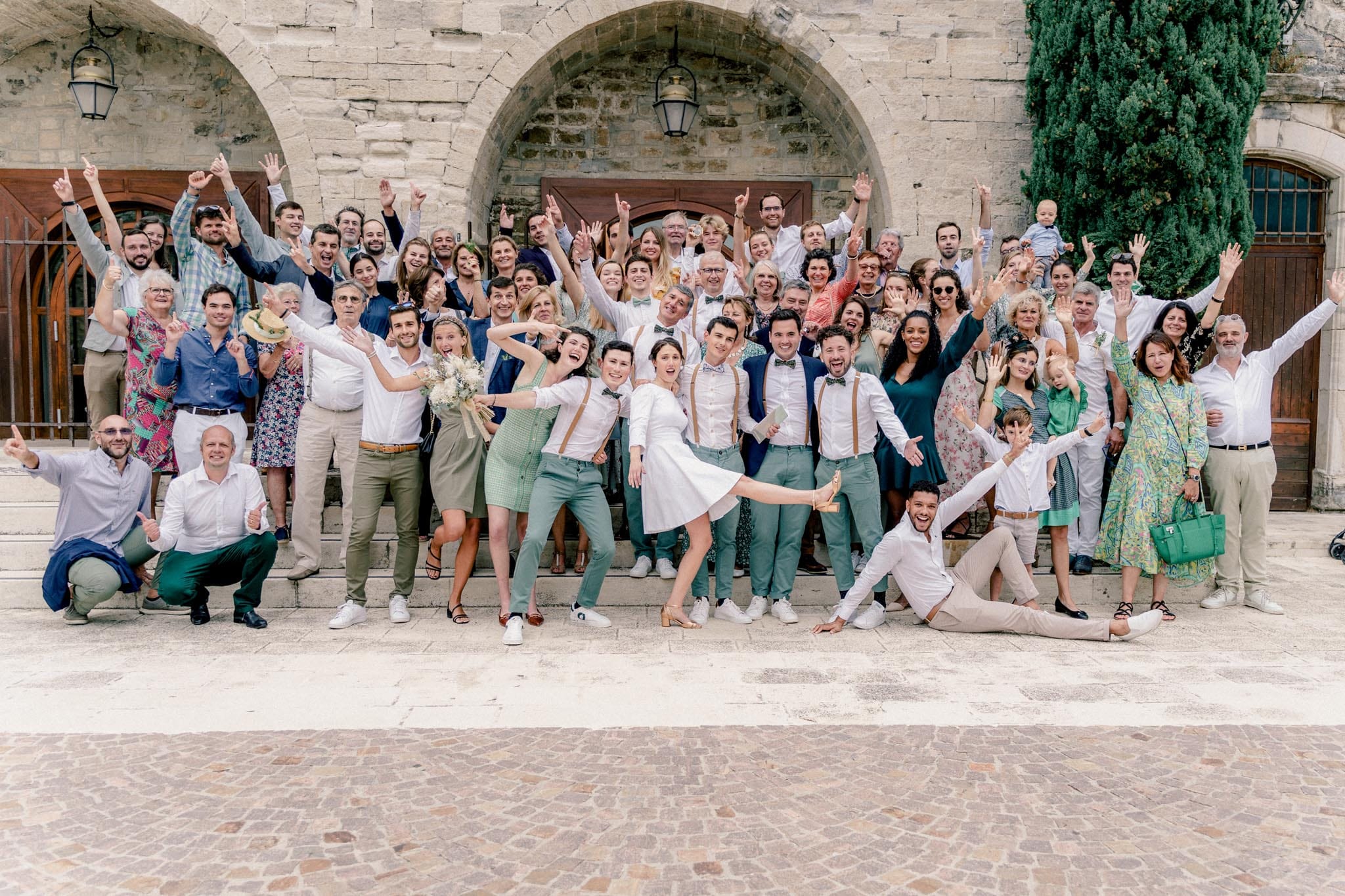 photo de groupe à la sortie de la mairie du castelet