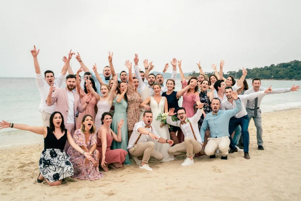 photo de groupe pendant un mariage sur la plage