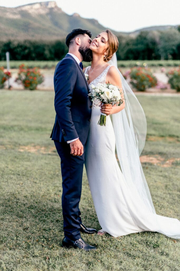 Marié embrassant sa femme dans le coup