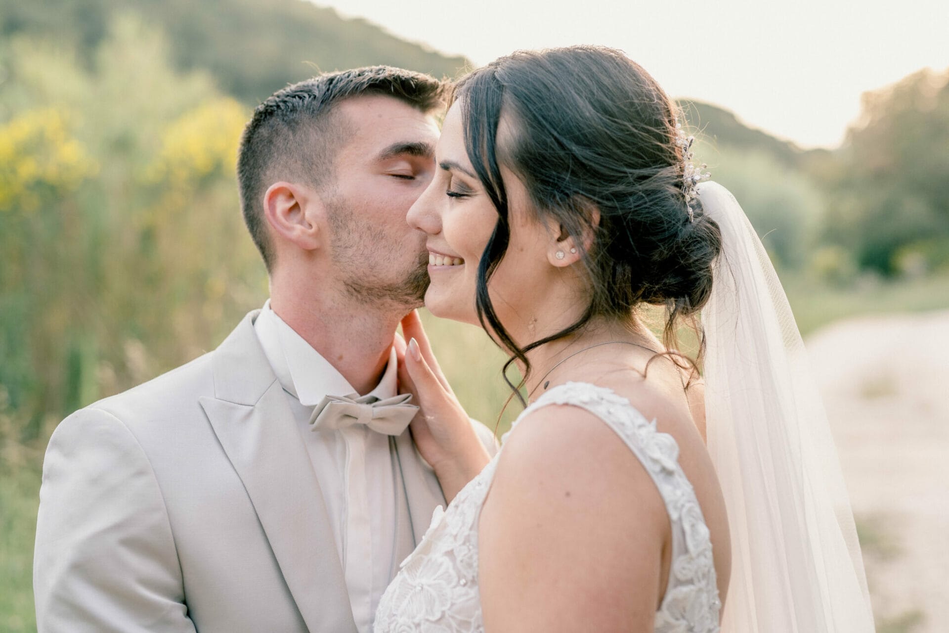 couple de mariés s'embrassant