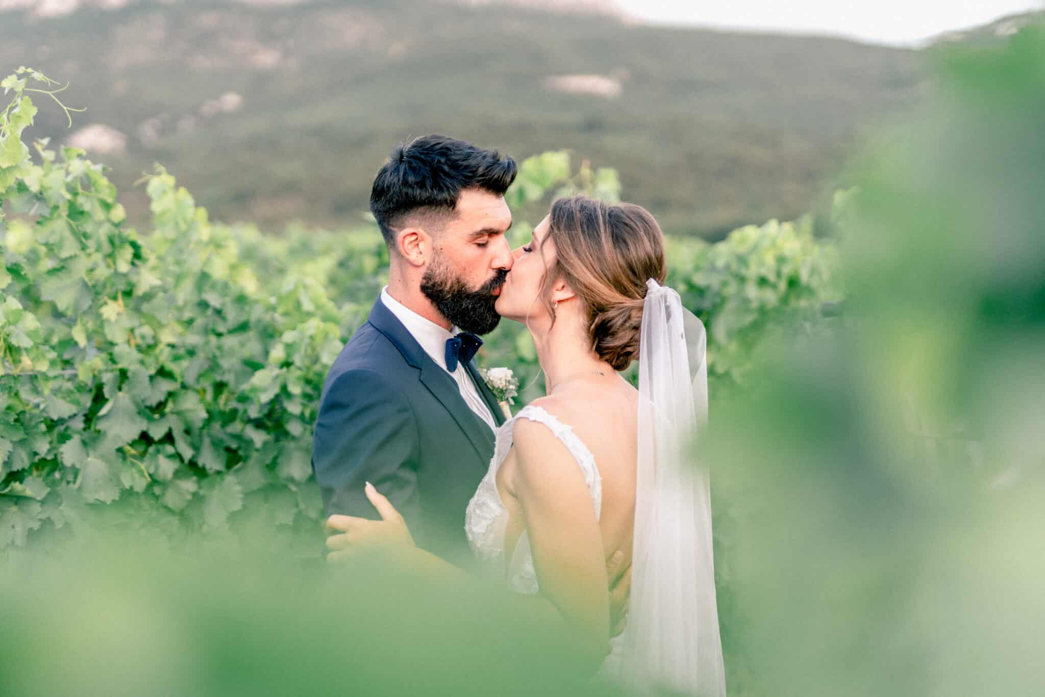 couple s'embrassant dans les vignes