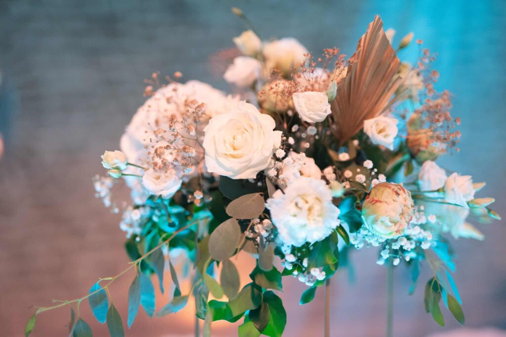 bouquet de fleur sur table de mariage