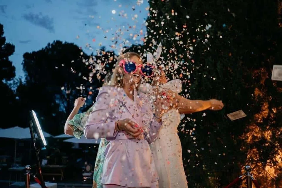 3 femmes sur une vidéobooth avec des confettis