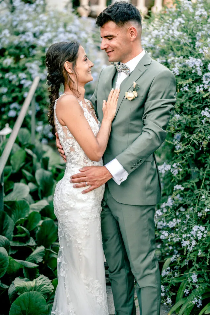 Photos de couple dans les jardins des pins penchés à toulon