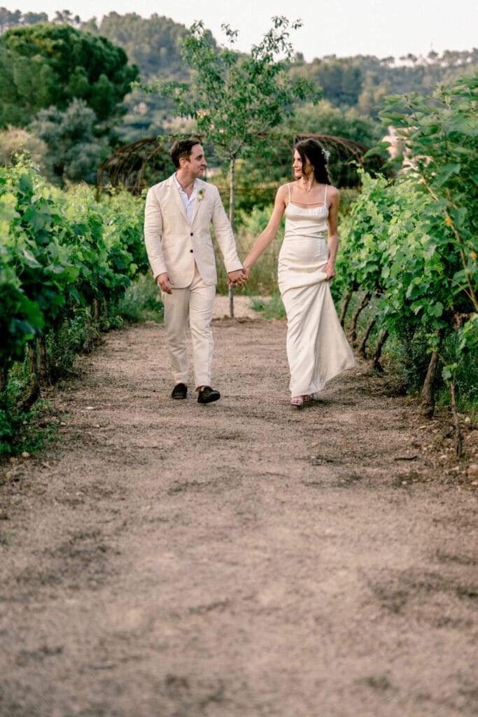 un couple marchant dans les vignes