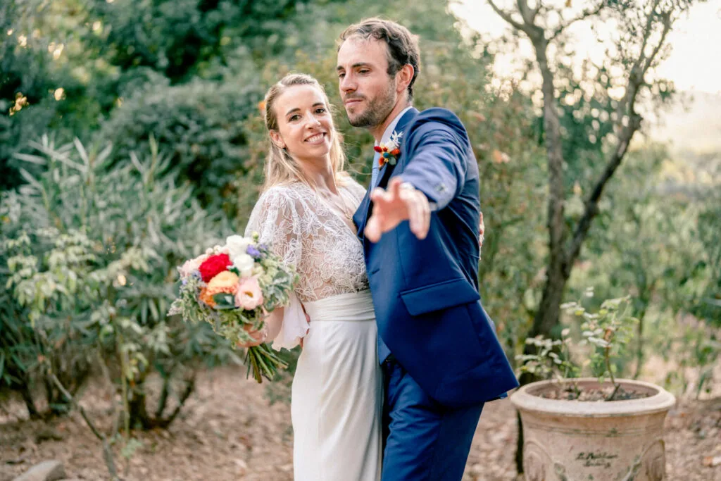 couple de mariée dansant