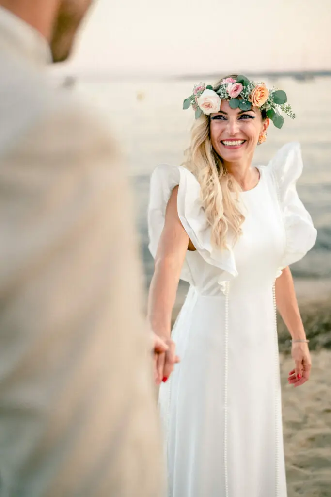 mariée regardant son mari