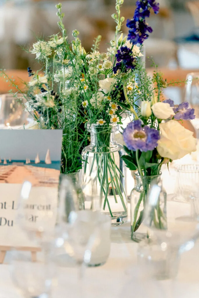 fleur sur table de mariage