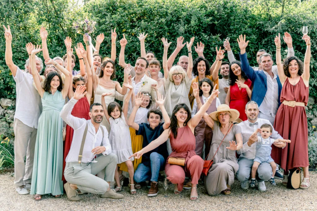photo de groupe les bras en l'air