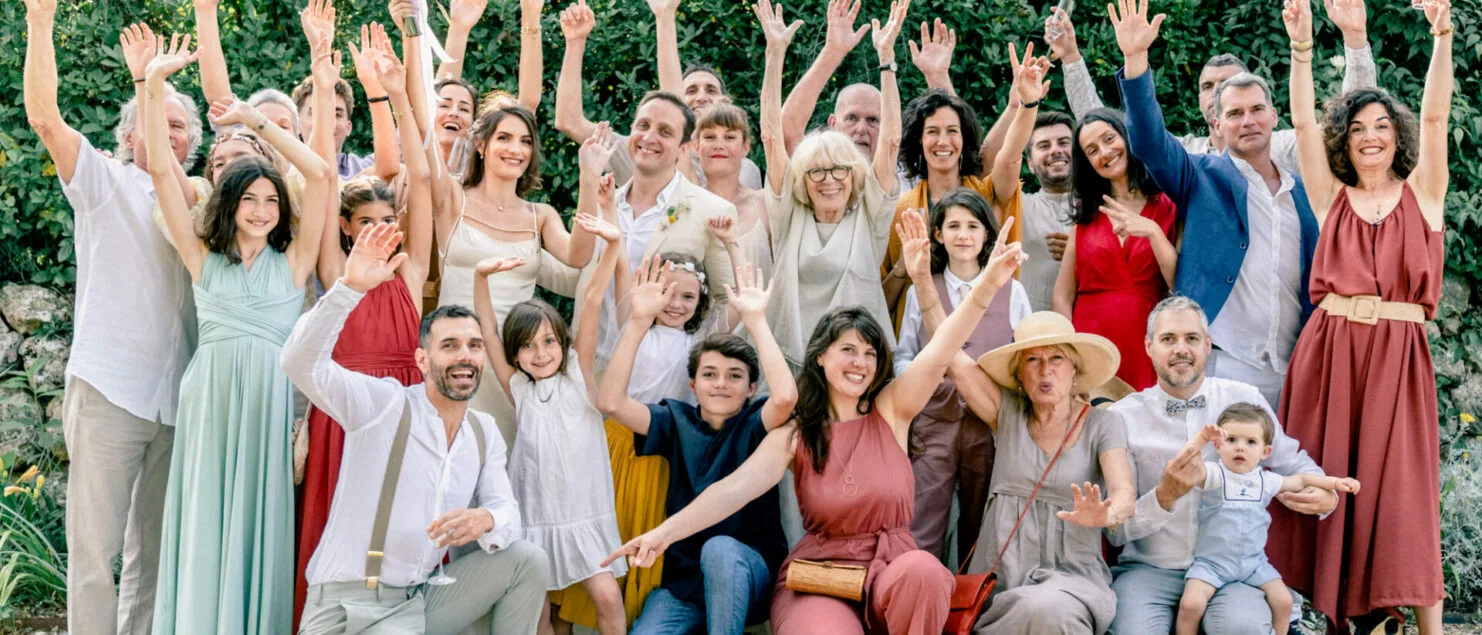 photo de groupe les bras en l'air