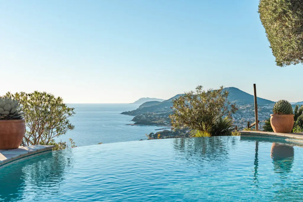 Photo piscine avec vue mer