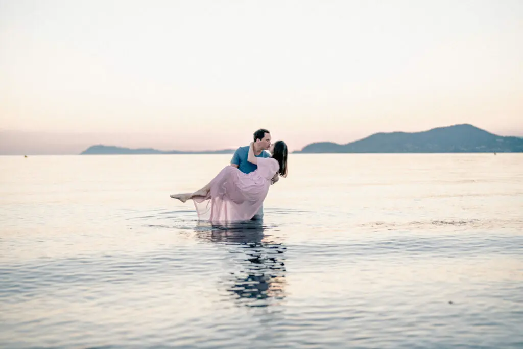 Couple avec femme enceinte dans l'eau