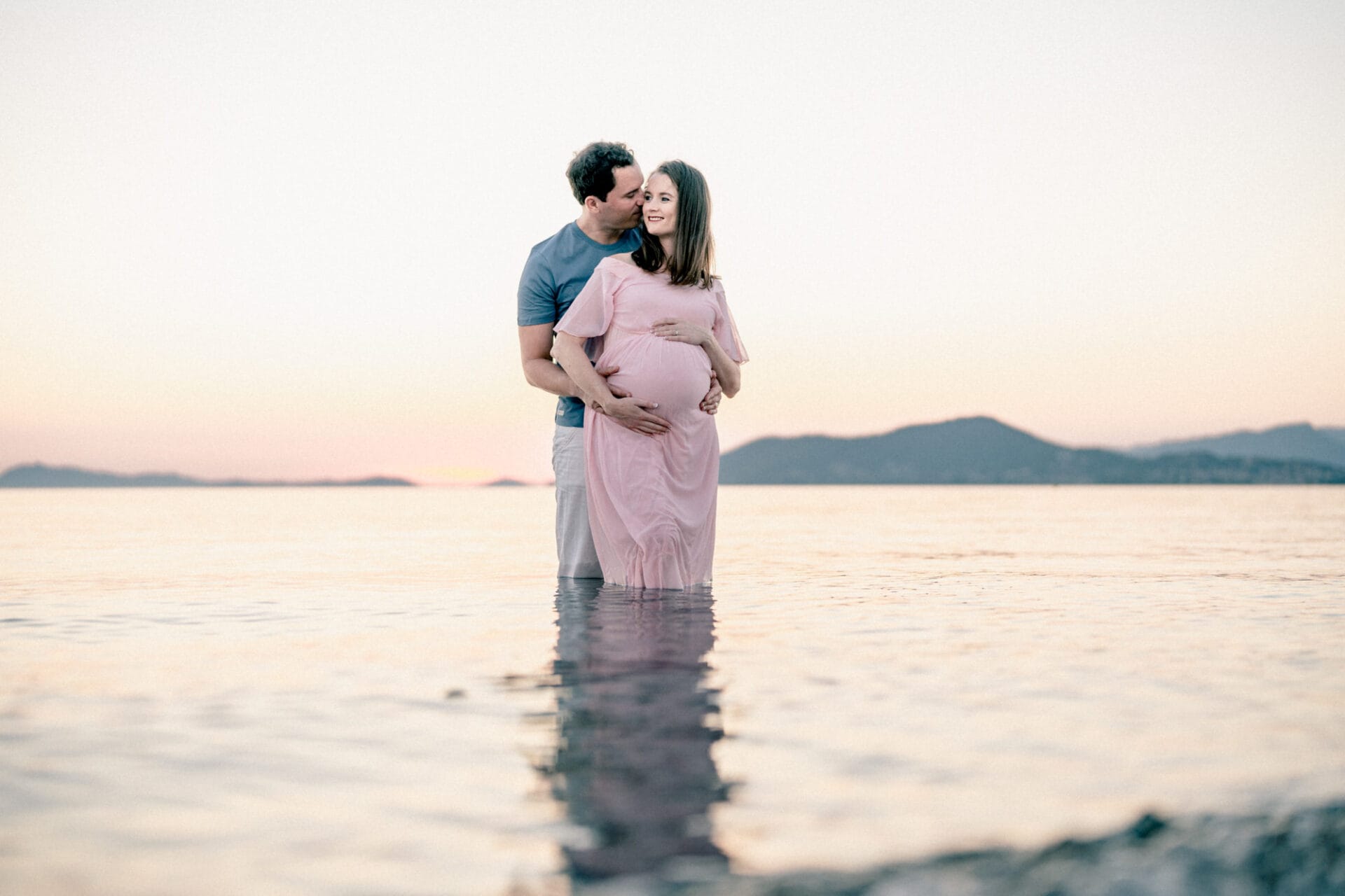 couple avec femme enceinte dans la mer