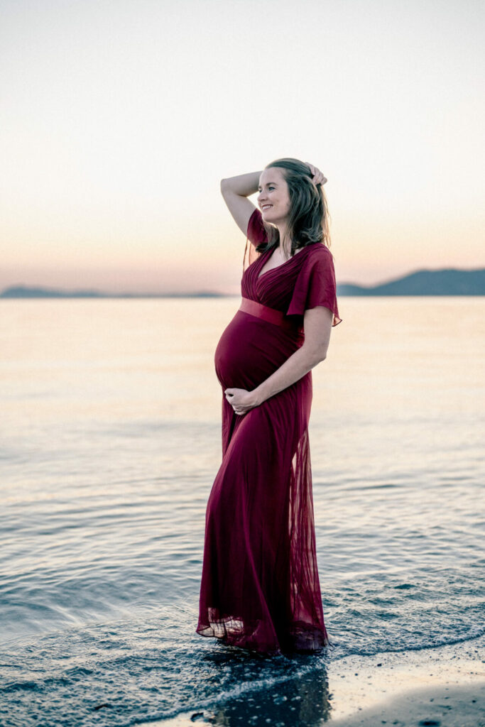 Femme enceinte robe rouge
