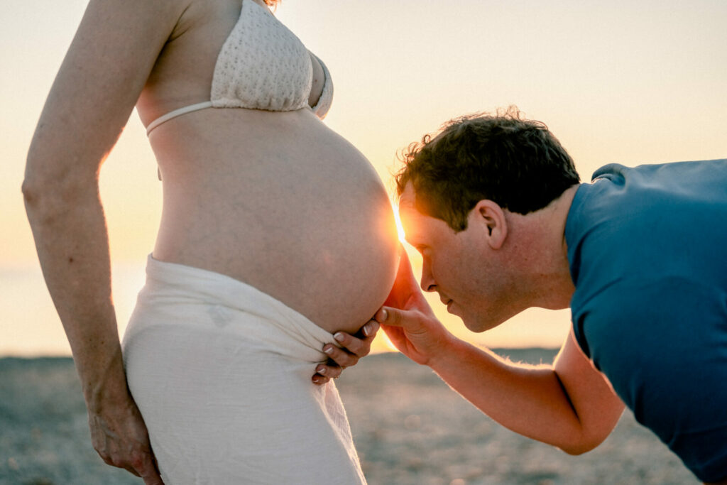 Homme regardant le ventre de sa femme enceinte