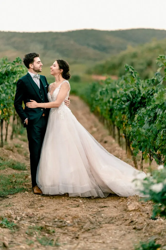 couplé de mariés dans les vignes