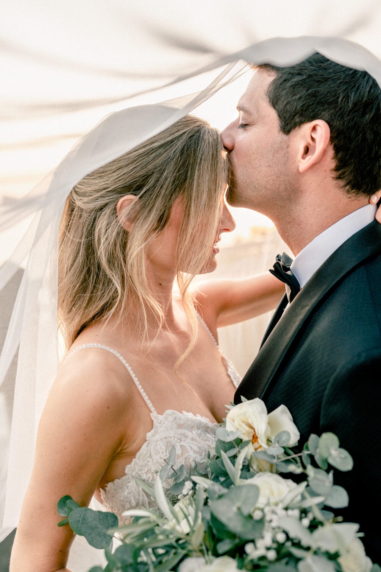 couple de mariés s'embrassant