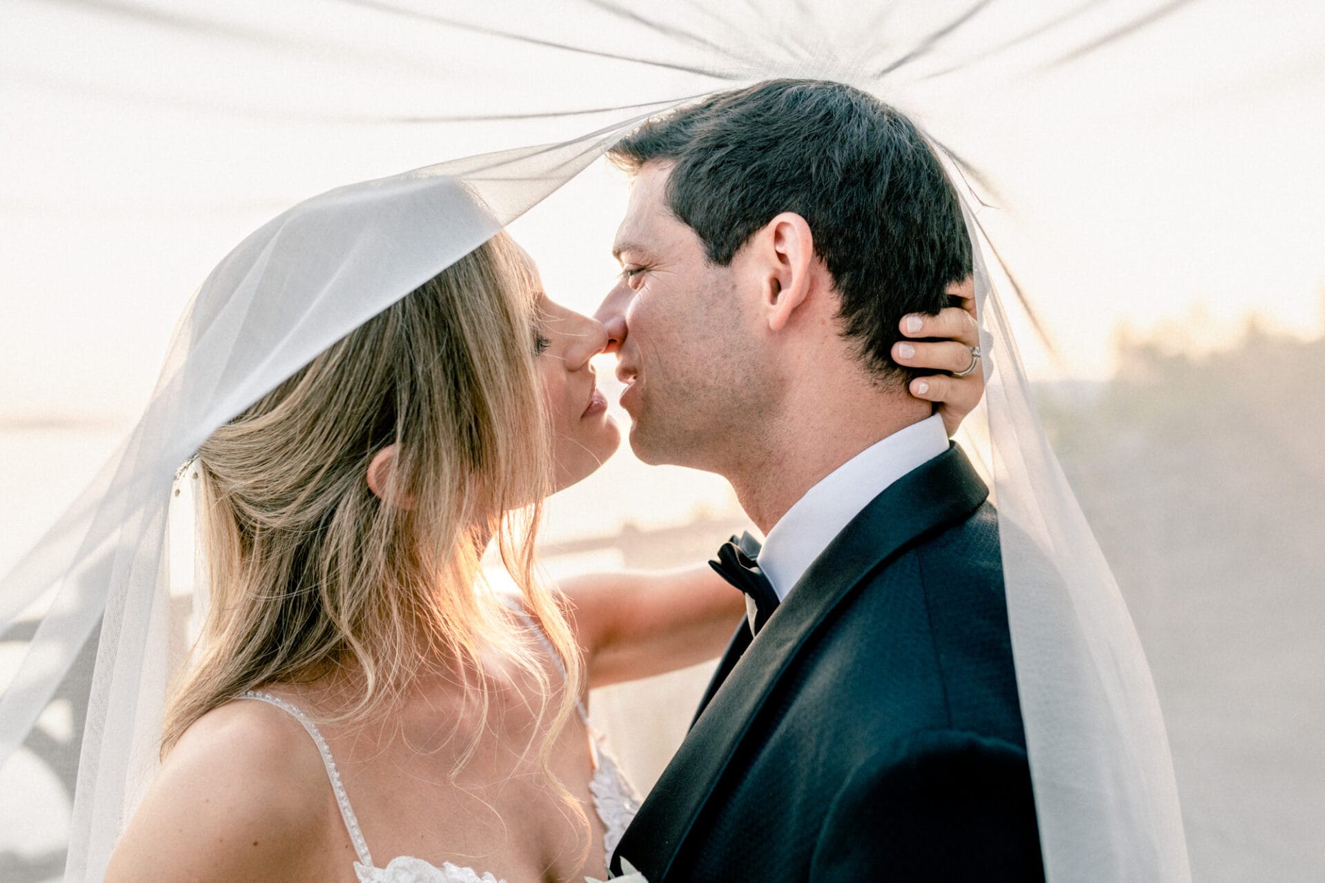 couple mariés avec voile sur la tete