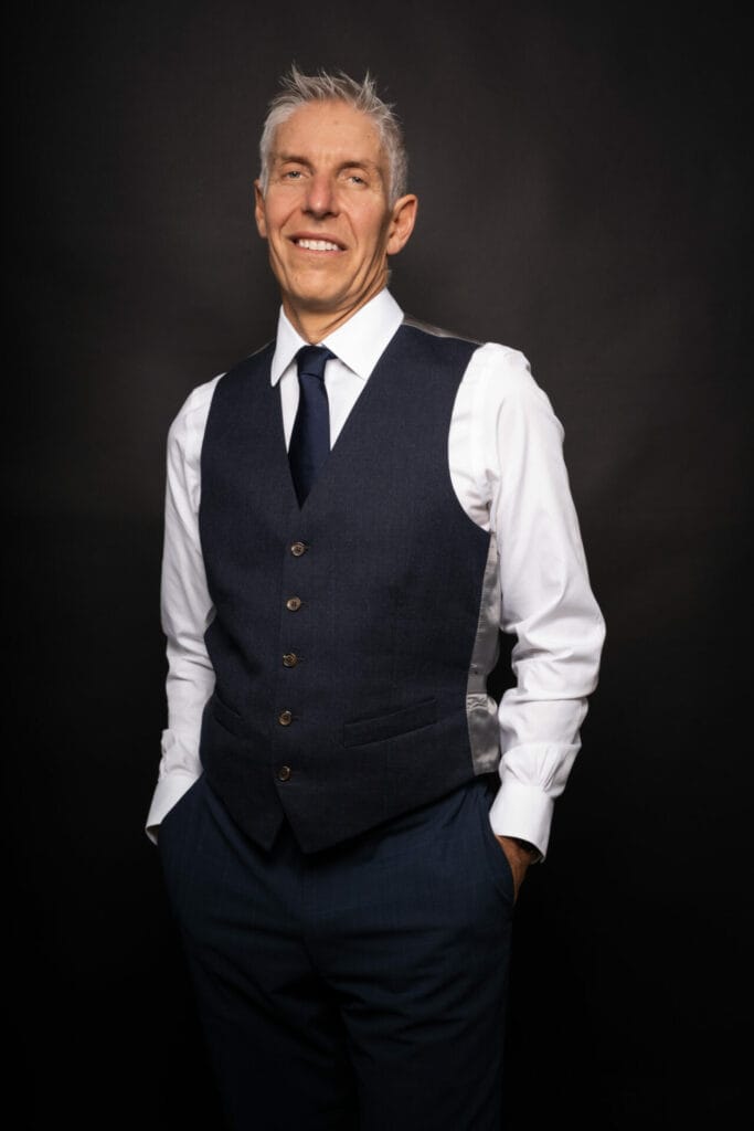 Portrait d'un homme en costume en studio sur fond noir