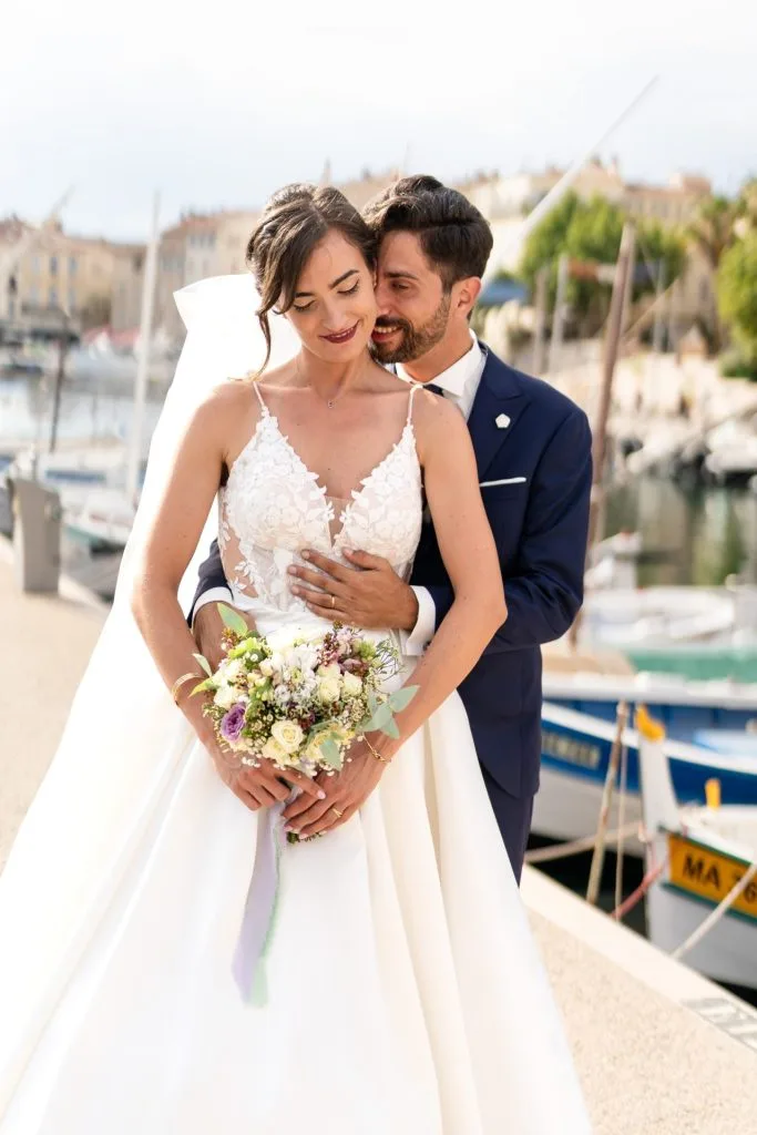 Couple de mariés sur le port de la ciotat